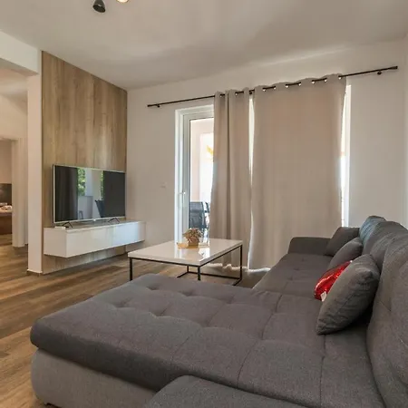 3 Bedroom Amazing In Διαμέρισμα Turanj