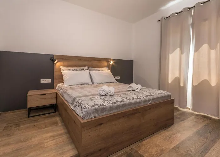 3 Bedroom Amazing In Turanj